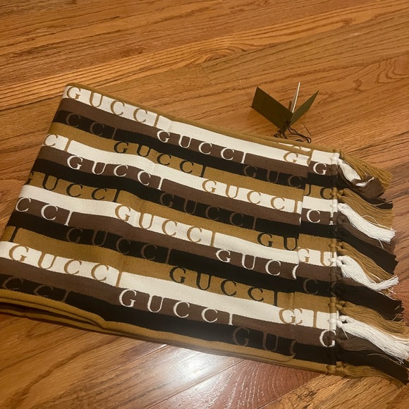 Authentic New Gucci Wool Scarf/ Shawl - Picture 8 of 9